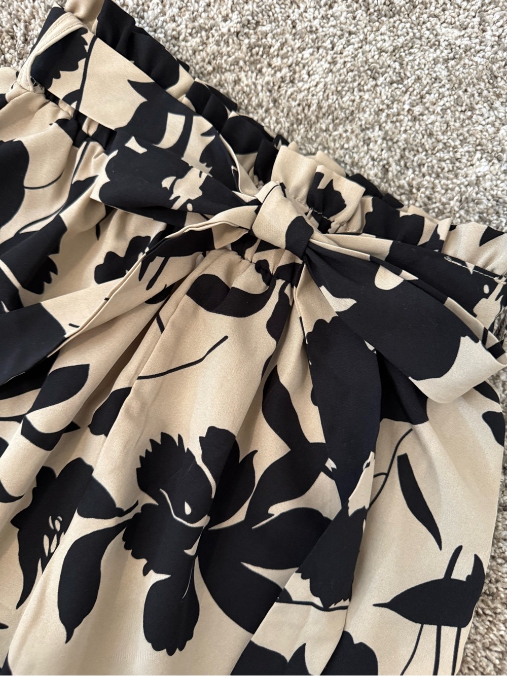 🚨Price Drop🚨 NWOT High Waist Floral Paperbag Shorts - Beige & Black - Picture 2 of 7